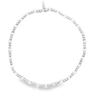 Ce bracelet élastique de perles en argent 925/000 est orné de perles blanches, offrant une élégance discrète et naturelle. Le design minimaliste met en valeur la beauté organique des perles rondes lisses. Un accessoire raffiné qui ajoute une touche de couleur subtile à toute tenue.