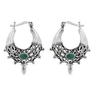 Sublimes boucles d'oreilles créoles en argent 925/000 ornées d'une turquoise.  Ces boucles d'oreilles, au design raffiné, présentent une turquoise ronde taillée en cabochon, d'une couleur bleu-vert envoûtante. Le travail d'argent est complexe, ajoutant une touche d'élégance et de mystère.  Parfaites pour compléter une tenue bohème chic.