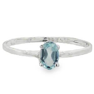 Bague solitaire en argent 925/000, ornée d'une aquamarine (Aige marine) de taille brillant ovale, reflétant des nuances bleu-vert claires et captivantes. Une alliance parfaite de simplicité et d'élégance discrète, idéale pour celles qui apprécient la beauté naturelle et les créations délicates. Un bijou raffiné pour illuminer votre quotidien.