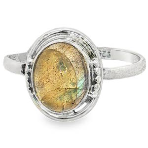 Laissez-vous séduire par le charme authentique et mystique de cette bague en argent massif, qui met à l'honneur la beauté brute de la nature. Au centre, un magnifique cabochon ovale de labradorite véritable capte la lumière de manière unique. Ses reflets irisés oscillent entre des nuances chaleureuses dorées, ambrées et des éclats subtils de vert et de bleu (effet de labradorescence). Chaque pierre étant unique, elle confère à la bague un caractère exclusif.