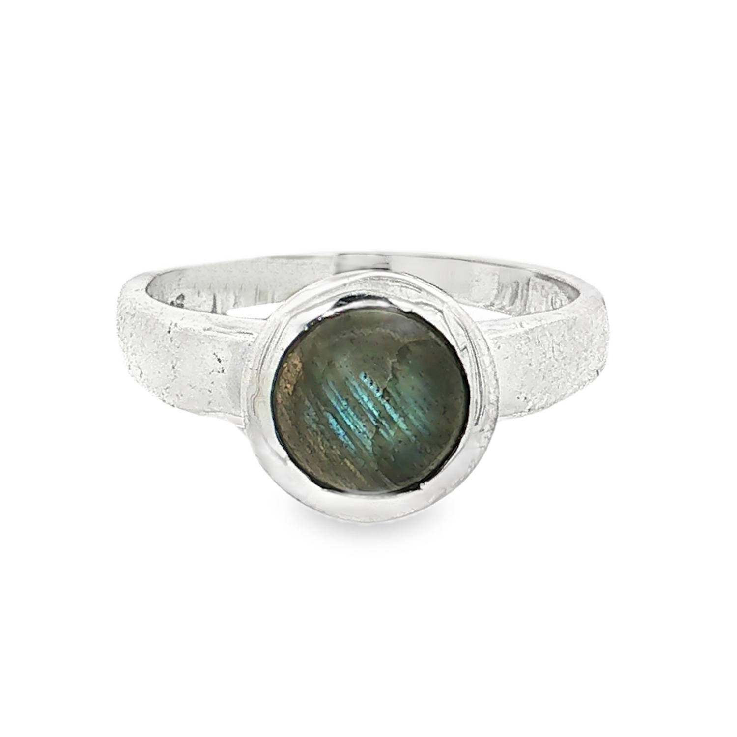 Laissez-vous envoûter par le charme authentique et mystérieux de cette bague artisanale conçue en argent massif. Alliant la force brute du métal à la magie des minéraux, ce bijou unique est une véritable invitation à l'évasion.<br/>Au centre, une superbe labradorite taillée en cabochon rond attire tous les regards. Sa base sombre révèle, au moindre mouvement et selon la lumière, des reflets irisés d'un bleu-vert fascinant (effet de labradorescence), rappelant les nuances d'une aurore boréale. Rond Adolescent Adulte Femme Fille Indémodable Laissez-vous envoûter par le charme authentique et mystérieux de cette bague artisanale conçue en argent massif. Alliant la force brute du métal à la magie des minéraux, ce bijou unique est une véritable invitation à l'évasion.<br/>Au centre, une superbe labradorite taillée en cabochon rond attire tous les regards. Sa base sombre révèle, au moindre mouvement et selon la lumière, des reflets irisés d'un bleu-vert fascinant (effet de labradorescence), rappelant les nuances d'une aurore boréale. Rond Adolescent Adulte Femme Fille Indémodable