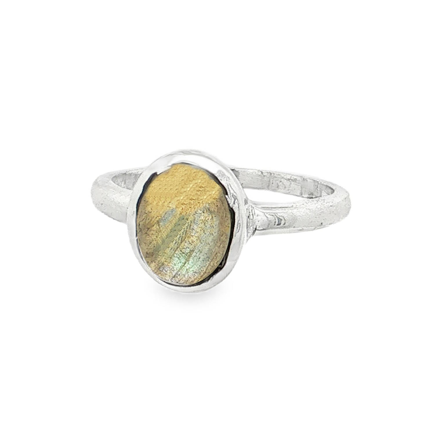 Cette élégante bague se distingue par son alliance harmonieuse entre la sobriété de l'argent et la beauté naturelle de sa pierre centrale. Conçue avec un style intemporel et une touche bohème-chic, elle met en valeur un travail artisanal soigné.<br/>Une pierre naturelle taillée en cabochon ovale présente des teintes douces et changeantes de doré, de beige et d'aurore boréale, rappelant les reflets irisés de la labradorite dorée. Ses inclusions naturelles captent la lumière sous différents angles, rendant chaque pièce unique. Ovale Adolescent Adulte Femme Fille Indémodable Cette élégante bague se distingue par son alliance harmonieuse entre la sobriété de l'argent et la beauté naturelle de sa pierre centrale. Conçue avec un style intemporel et une touche bohème-chic, elle met en valeur un travail artisanal soigné.<br/>Une pierre naturelle taillée en cabochon ovale présente des teintes douces et changeantes de doré, de beige et d'aurore boréale, rappelant les reflets irisés de la labradorite dorée. Ses inclusions naturelles captent la lumière sous différents angles, rendant chaque pièce unique. Ovale Adolescent Adulte Femme Fille Indémodable
