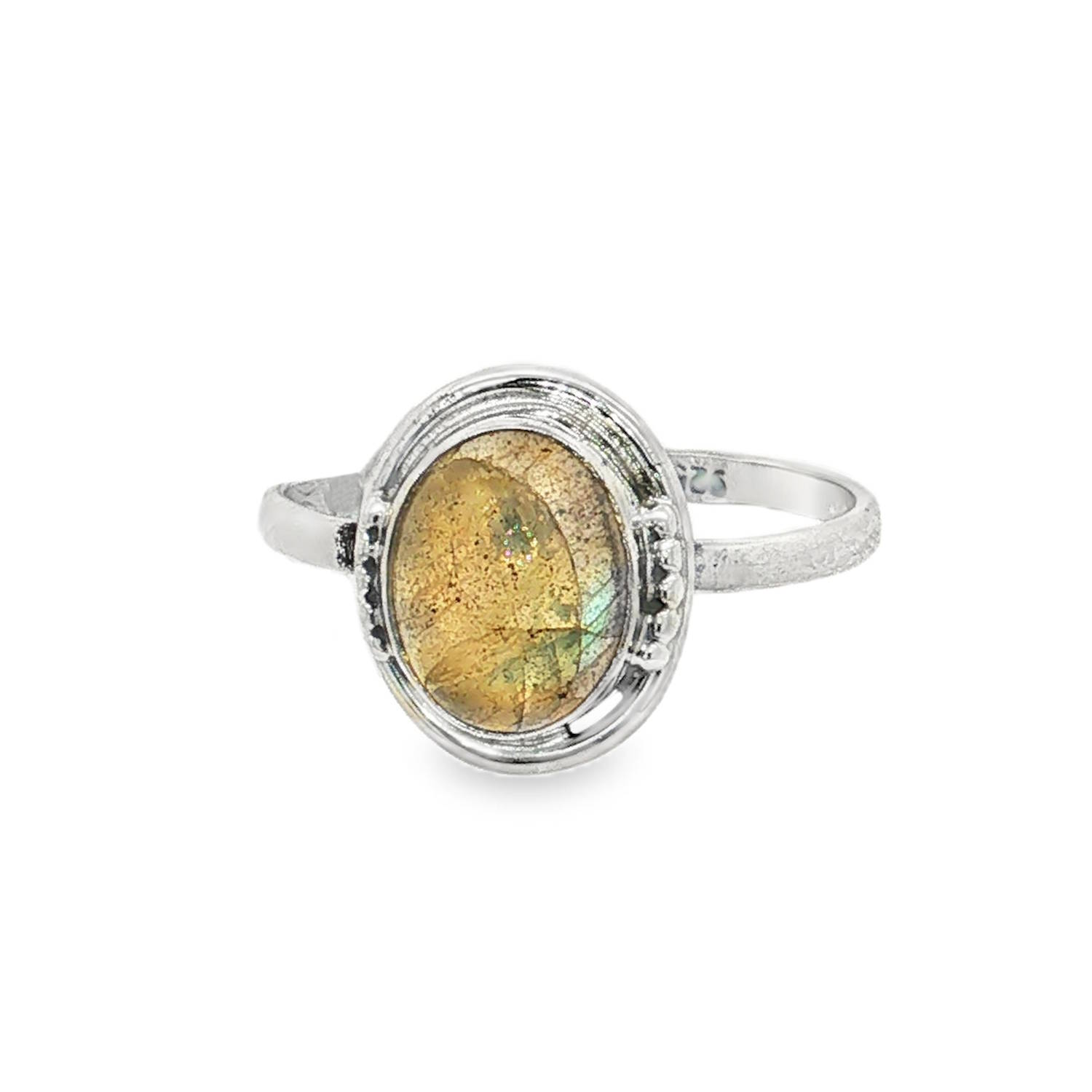 Laissez-vous séduire par le charme authentique et mystique de cette bague en argent massif, qui met à l'honneur la beauté brute de la nature.<br/>Au centre, un magnifique cabochon ovale de labradorite véritable capte la lumière de manière unique. Ses reflets irisés oscillent entre des nuances chaleureuses dorées, ambrées et des éclats subtils de vert et de bleu (effet de labradorescence). Chaque pierre étant unique, elle confère à la bague un caractère exclusif. Ovale Adolescent Adulte Femme Fille Indémodable Laissez-vous séduire par le charme authentique et mystique de cette bague en argent massif, qui met à l'honneur la beauté brute de la nature.<br/>Au centre, un magnifique cabochon ovale de labradorite véritable capte la lumière de manière unique. Ses reflets irisés oscillent entre des nuances chaleureuses dorées, ambrées et des éclats subtils de vert et de bleu (effet de labradorescence). Chaque pierre étant unique, elle confère à la bague un caractère exclusif. Ovale Adolescent Adulte Femme Fille Indémodable