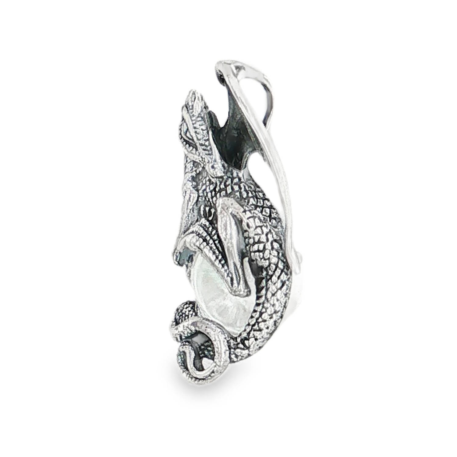 Ce magnifique pendentif en argent massif (finition vieillie) met en scène un dragon fantastique sculpté avec une grande précision. Créature de légende et symbole de protection, le dragon est représenté en train d'enlacer une délicate sphère centrale.<br/>Le cœur du pendentif abrite une bille translucide, enserrée par les griffes et la queue sinueuse du dragon.<br/>Un bijou au style gothique, féerique ou médiéval, idéal pour les passionnés d'univers fantastiques. Dragon Rond Adolescent Adulte Animaux Femme Fille Garçon Homme Indémodable Mixte Symboles Ce magnifique pendentif en argent massif (finition vieillie) met en scène un dragon fantastique sculpté avec une grande précision. Créature de légende et symbole de protection, le dragon est représenté en train d'enlacer une délicate sphère centrale.<br/>Le cœur du pendentif abrite une bille translucide, enserrée par les griffes et la queue sinueuse du dragon.<br/>Un bijou au style gothique, féerique ou médiéval, idéal pour les passionnés d'univers fantastiques. Dragon Rond Adolescent Adulte Animaux Femme Fille Garçon Homme Indémodable Mixte Symboles