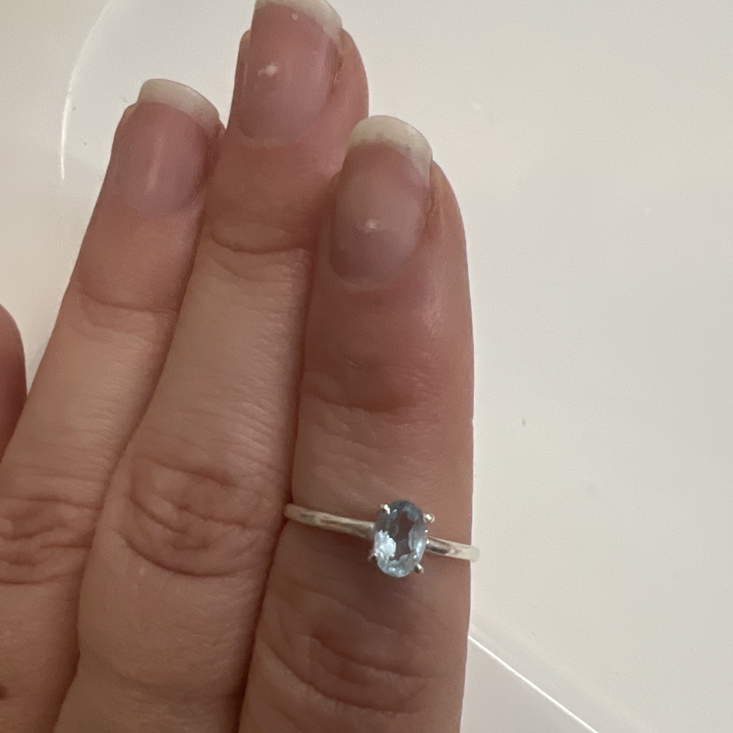 Bague solitaire en argent 925/000, ornée d'une aquamarine (Aigue marine) de taille brillant ovale, reflétant des nuances bleu-vert claires et captivantes.<br/>Une alliance parfaite de simplicité et d'élégance discrète, idéale pour celles qui apprécient la beauté naturelle et les créations délicates.<br/>Un bijou raffiné pour illuminer votre quotidien. Ovale Solitaire Adolescent Adulte Femme Fille Indémodable Bague solitaire en argent 925/000, ornée d'une aquamarine (Aigue marine) de taille brillant ovale, reflétant des nuances bleu-vert claires et captivantes.<br/>Une alliance parfaite de simplicité et d'élégance discrète, idéale pour celles qui apprécient la beauté naturelle et les créations délicates.<br/>Un bijou raffiné pour illuminer votre quotidien. Ovale Solitaire Adolescent Adulte Femme Fille Indémodable
