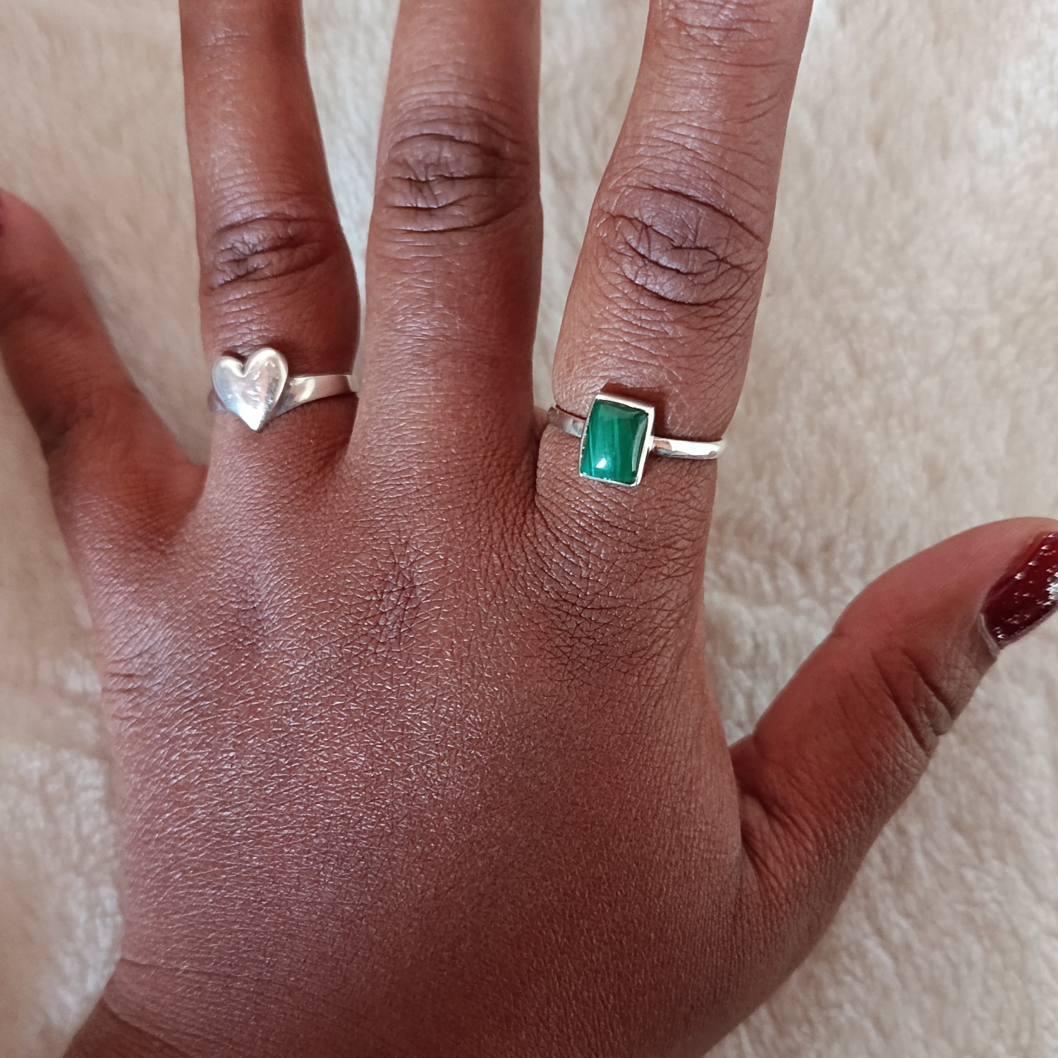 Découvrez cette élégante bague solitaire en argent 925/000, rehaussée d'une malachite à la coupe émeraude captivante.<br/>La pierre, taillée en cabochon, révèle des nuances de vert profondes.<br/>Un bijou qui allie l'éclat de l'argent à la beauté naturelle de la malachite, parfait pour ajouter une touche d'élégance à votre style. Rectangle Solitaire Adolescent Adulte Femme Fille Indémodable Découvrez cette élégante bague solitaire en argent 925/000, rehaussée d'une malachite à la coupe émeraude captivante.<br/>La pierre, taillée en cabochon, révèle des nuances de vert profondes.<br/>Un bijou qui allie l'éclat de l'argent à la beauté naturelle de la malachite, parfait pour ajouter une touche d'élégance à votre style. Rectangle Solitaire Adolescent Adulte Femme Fille Indémodable