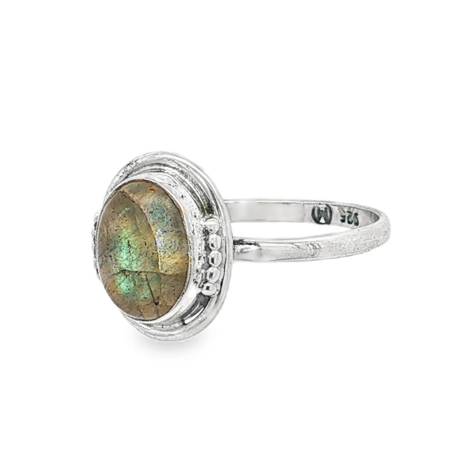 Laissez-vous séduire par le charme authentique et mystique de cette bague en argent massif, qui met à l'honneur la beauté brute de la nature.<br/>Au centre, un magnifique cabochon ovale de labradorite véritable capte la lumière de manière unique. Ses reflets irisés oscillent entre des nuances chaleureuses dorées, ambrées et des éclats subtils de vert et de bleu (effet de labradorescence). Chaque pierre étant unique, elle confère à la bague un caractère exclusif. Ovale Adolescent Adulte Femme Fille Indémodable Laissez-vous séduire par le charme authentique et mystique de cette bague en argent massif, qui met à l'honneur la beauté brute de la nature.<br/>Au centre, un magnifique cabochon ovale de labradorite véritable capte la lumière de manière unique. Ses reflets irisés oscillent entre des nuances chaleureuses dorées, ambrées et des éclats subtils de vert et de bleu (effet de labradorescence). Chaque pierre étant unique, elle confère à la bague un caractère exclusif. Ovale Adolescent Adulte Femme Fille Indémodable