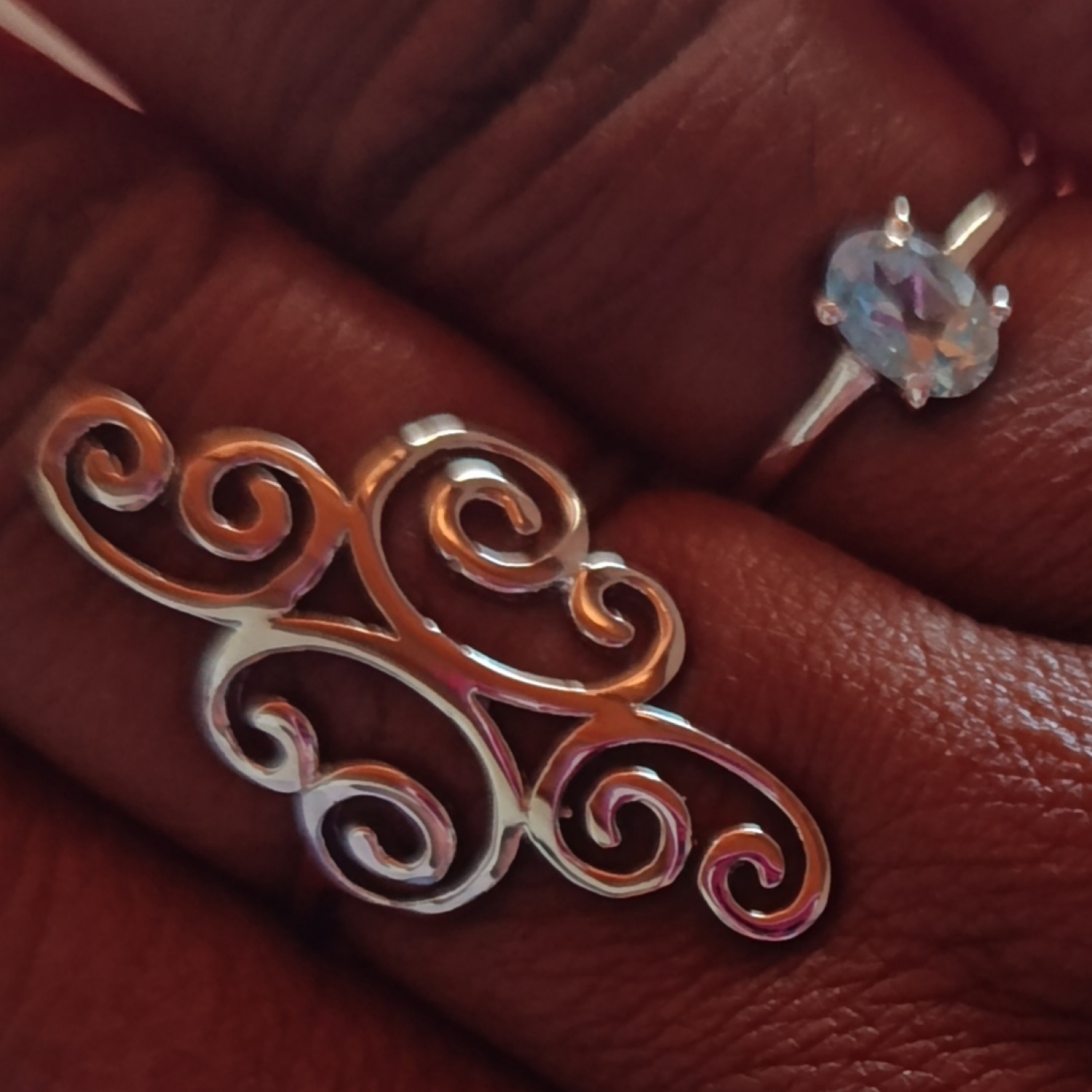 Bague solitaire en argent 925/000, ornée d'une aquamarine (Aigue marine) de taille brillant ovale, reflétant des nuances bleu-vert claires et captivantes.<br/>Une alliance parfaite de simplicité et d'élégance discrète, idéale pour celles qui apprécient la beauté naturelle et les créations délicates.<br/>Un bijou raffiné pour illuminer votre quotidien. Ovale Solitaire Adolescent Adulte Femme Fille Indémodable Bague solitaire en argent 925/000, ornée d'une aquamarine (Aigue marine) de taille brillant ovale, reflétant des nuances bleu-vert claires et captivantes.<br/>Une alliance parfaite de simplicité et d'élégance discrète, idéale pour celles qui apprécient la beauté naturelle et les créations délicates.<br/>Un bijou raffiné pour illuminer votre quotidien. Ovale Solitaire Adolescent Adulte Femme Fille Indémodable