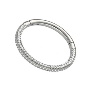 Piercing pour nez ou oreille en acier chirurgical argenté.