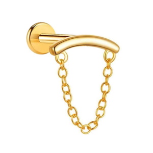 Piercing tragus en forme d'arc de cercle avec une chaîne en en acier doré chirurgical 316L.