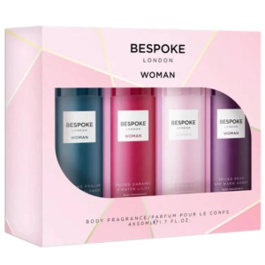 Coffret cadeau de quatre parfums pour le corps. Alternez entre les sprays corporels Bergamote & Rose Musc, Mandarine Praliné & Fleurs Blanches, Caramel Salé & Nénuphars et Poire Épicée & Ambre Chaud. Il y a toujours un parfum qui correspond à votre humeur avec cet ensemble multiple. Vaporisez la brume à 15cm de votre corps. Avant de vous exposer au soleil, appliquez la brume sur les vêtements et non directement sur la peau.