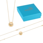 Bracelet et collier soleils en plaqué or 18 carats et oxyde de zirconium. Ecrin offert. Le collier est visible <a href='https://www.mary-jane.fr/mws/popup.php?page=2&p=12&art=77309'>ici</a> et le bracelet <a href='https://www.mary-jane.fr/mws/popup.php?page=10&art=77312'>ici</a>.
