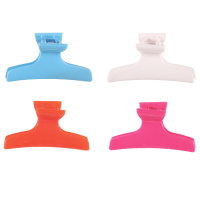 Pince pour cheveux en plastique de couleur. 4 coloris différents. Vendu à l'unité.