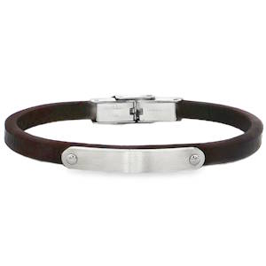 Bracelet jonc élégant avec une bande en cuir brun foncé et une plaque en acier inoxydable personnalisable. Ce bracelet moderne offre un contraste subtil entre les matériaux et arbore une fermeture sécurisée. Un accessoire distinctif qui allie style et confort. Personnalisez le en gravant vos messages, prénoms ou initiales.