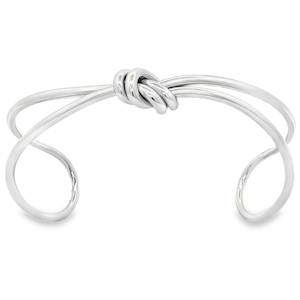 Ce bracelet jonc en acier argenté, sublimé d'un nœud délicat, incarne une élégance minimaliste. Sa conception ouverte assure un confort optimal, tandis que l'acier précieux offre une brillance discrète. Parfait pour ajouter une touche raffinée à toute tenue, ce bijou est un symbole de sophistication intemporelle.