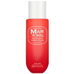 Body mist Mar e Sol Red fruits et Amber woods. Brume pour le corps pour femme avec l’alliance des fruits rouges, avec leur côté sucré et légèrement acidulé, et des bois d'ambre, qui apportent une profondeur chaude et boisée, crée une fragrance à la fois fruitée et sensuelle, rendant cette brume parfaite pour ceux qui aiment les parfums à la fois dynamiques et enveloppants, avec un équilibre entre fraîcheur fruitée et chaleur boisée.