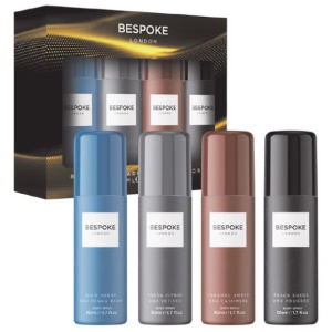 Coffret de 4 parfums pour le corps Bespoke Man : 
- Herbes sauvages et fève tonka - Daim noir et fougère - Ambre caramel et cachemire - Gin et bois d'agrumes Découvrez le Coffret parfum Bespoke Man, une collection exclusive de quatre parfums sophistiqués conçus pour s'adapter à chaque homme et chaque occasion. Ce coffret est l'idée cadeau parfaite pour ceux qui apprécient la diversité olfactive, alliant des notes boisées, épicées, fraîches et ambrées.