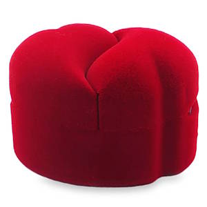 Boîte à bijoux en forme de cœur, idéale pour offrir ou célébrer votre union et mettre en valeur deux alliances. Son revêtement en velours rouge profond apporte une touche d'élégance et de raffinement à tout écrin de bijoux. Parfaite pour les bagues, boucles d'oreilles ou petits colliers, cette boîte ajoute une touche de luxe à votre collection. Un accessoire indispensable pour les amoureux des belles choses.