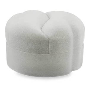 Boîte à bijoux en forme de cœur, idéale pour offrir ou célébrer votre union et mettre en valeur deux alliances. Son revêtement en velours blanc profond apporte une touche d'élégance et de raffinement à tout écrin de bijoux. Parfaite pour les bagues, boucles d'oreilles ou petits colliers, cette boîte ajoute une touche de luxe à votre collection. Un accessoire indispensable pour les amoureux des belles choses.