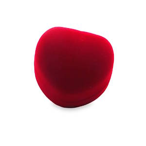 Écrin rouge en forme de cœur, parfait pour présenter un bijou précieux. Son revêtement doux et velouté offre un écrin élégant pour une bague de fiançailles. Sa doublure intérieure douce protège vos bijoux des rayures et des dommages, assurant une conservation optimale. Un accessoire raffiné pour sublimer vos cadeaux les plus romantiques.