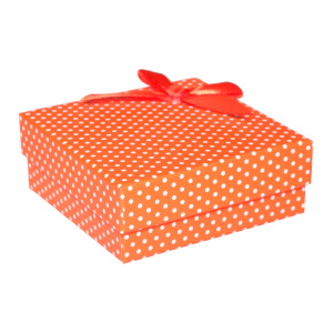 Boîte cadeau écrin pour parure ou bracelet jonc avec petits pois de couleur et un nœud papillon.