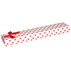 Boîte cadeau écrin pour bracelet ou montre avec motif de cœurs et un nœud papillon.