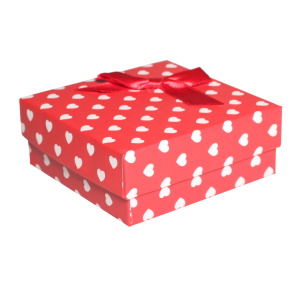 Boîte cadeau écrin pour parure ou bracelet jonc avec motif de cœurs et un nœud papillon.