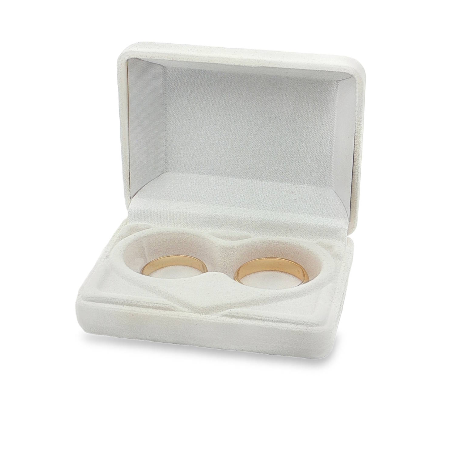 Écrin à bijoux blanc en velours, idéal pour célébrer votre union et mettre en valeur deux alliances.<br/>Son design élégant et raffiné ajoute une touche de luxe à votre collection.<br/>Parfait pour offrir ou ranger avec soin vos trésors personnels. Rectangle Adolescent Adulte Femme Fiançailles Fille Garçon Homme Indémodable Mariage Mixte Écrin à bijoux blanc en velours, idéal pour célébrer votre union et mettre en valeur deux alliances.<br/>Son design élégant et raffiné ajoute une touche de luxe à votre collection.<br/>Parfait pour offrir ou ranger avec soin vos trésors personnels. Rectangle Adolescent Adulte Femme Fiançailles Fille Garçon Homme Indémodable Mariage Mixte