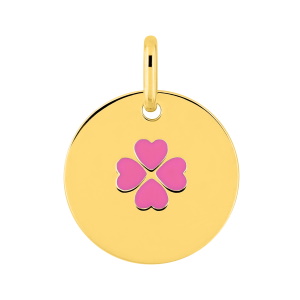 Magnifique pendentif rond en plaqué or jaune 18 carats. Ce bijou minimaliste apporte chance et gaieté grâce à son trèfle rose.
