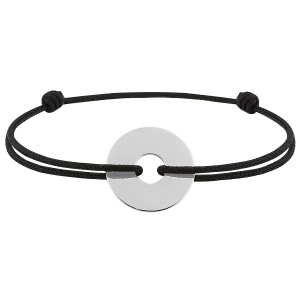 Ce bracelet chaîne minimaliste est fabriqué avec un cordon en coton noire et rehaussé d'un anneau central en argent 925/000 rhodié. Un design épuré pour un style moderne et élégant. Personnalisez l'anneau en gravant prénoms, message ou initiales.
