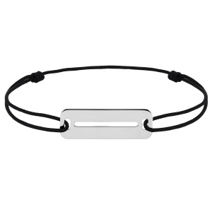 Bracelet composé d'un cordon en coton de couleur noir et d'un rectangle ajouré en argent 925/000 rhodié.