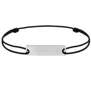 Ce bracelet chaîne minimaliste et élégant est confectionné avec un cordon en coton noir durable et ajustable. Son design simple est rehaussé par une plaque en argent 925/000 rhodié, apportant une touche de sophistication discrète. Parfait pour un usage quotidien, ce bracelet offre confort et style épuré pour compléter toute tenue avec raffinement. Personnalisez la plaque en gravant prénoms, message ou initiales.