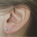 Boucles d'oreilles puces en argent 925/000 rhodié serties d'un oxyde de zirconium blanc. Puce Rond  Adolescent Adulte Femme Fille Indémodable 
