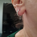 Boucles d'oreilles créoles fermées fil carré en argent 925/000 rhodié et pavées sur une face d'oxydes de zirconium blancs. Créoles Strass  Adolescent Adulte Femme Fille Indémodable 