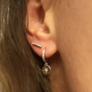 Boucles d'oreilles créoles fermées en argent 925/000 rhodié pavées en partie d'oxydes de zirconium blancs avec pastille pendante ronde gravée d'une étoile sertie d'un oxyde de zirconium blanc. Créoles Etoile Rond Strass  Adolescent Adulte Femme Fille Indémodable Nature 