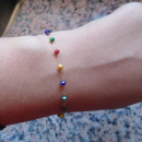 Bracelet en acier doré et perles multicolores. Perle  Adolescent Adulte Femme Fille Indémodable 