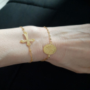 Bracelet composé d'une chaîne et d'une croix aux motifs en relief en acier doré.<br/>Fermoir mousqueton avec une rallonge de 3 cm. Croix  Adolescent Adulte Femme Fille Indémodable Religion 