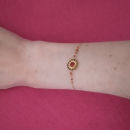 Bracelet composé d'une chaîne en acier doré avec quelques perles cylindriques de couleur rouge et d'une pastille ronde au motif d'étoile en acier doré surmontée d'une pierre de couleur rouge de forme ronde au centre.<br/>Fermoir mousqueton avec 3 cm de rallonge. Etoile Perle Rond  Adolescent Adulte Femme Fille Indémodable Nature 