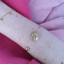 Bracelet jonc ouvert en acier doré finissant par une boule et un médaillon rond œil de Turquie serti de strass. Oeil Oeil de Turquie Strass  Adolescent Adulte Femme Fille Indémodable Symboles 