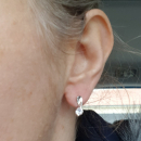 Boucles d'oreilles en argent 925/000 rhodié tenant un oxyde de zirconium blanc.  Adolescent Adulte Femme Fille Indémodable 