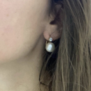Boucles d'oreilles en plaqué-or, cubic zirconium et pierre d'imitation. Boule Perle  Adulte Femme Indémodable Mariage 