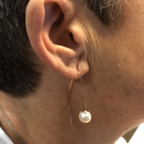 Boucles d'oreilles en plaqué or 18 carats surmontées de  perles synthétiques blanches nacrées. Boule Pendantes Perle  Adolescent Adulte Femme Fille Indémodable 