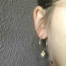 Boucles d'oreilles créoles avec pastilles au motif d'étoiles en plaqué or et oxydes de zirconium. Créoles Etoile Pendantes Rond  Adolescent Adulte Femme Fille Indémodable Nature 