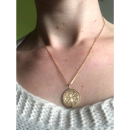Pendentif croix en plaqué or.<br/>Le pendentif n'est pas parfaitement rond pour donner un effet naturel et vieilli.<br/>Le verso est brossé. Croix  Adolescent Adulte Femme Fille Indémodable Religion 