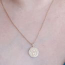 Pendentif Lion en plaqué or 18 carats.<br/>Le pendentif n'est pas parfaitement rond pour donner un effet naturel et vieilli.<br/>Le verso est brossé. Lion  Adolescent Adulte Animaux Astrologie Femme Fille Indémodable 