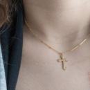 Collier composé d'une chaîne et d'un pendentif croix avec motifs en relief en acier doré.<br/>Fermoir mousqueton avec une rallonge de 5 cm. Croix  Adolescent Adulte Femme Fille Indémodable Religion 
