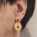 Boucles d'oreilles pendantes composées d'une pastille ronde en acier 316L doré surmontée d'une pierre de couleur rouge et d'une pastille ronde avec motif d'étoile en acier 316L doré surmontée d'une pierre de couleur rouge. Pendantes Rond  Adolescent Adulte Femme Fille Indémodable 