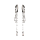 Boucles d'oreilles créoles en acier argenté avec pendants composés de chaînes et de deux cristaux sertis clos de forme rectangulaire. Créoles Pendantes Rectangle Strass  Adolescent Adulte Femme Fille Indémodable 