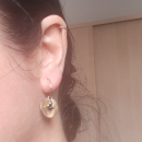 Boucles d'oreilles créoles fermées avec une pastille ronde en acier doré et perles de couleur. Créoles Etoile Pendantes Perle Rond  Adolescent Adulte Femme Fille Indémodable 