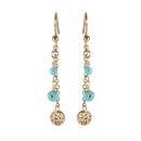 Boucles d'oreilles pendantes composées d'une chaîne avec une pastille ronde martelée en acier doré et de perles d'imitation turquoise. Pendantes Perle Rond  Adolescent Adulte Femme Fille Indémodable 